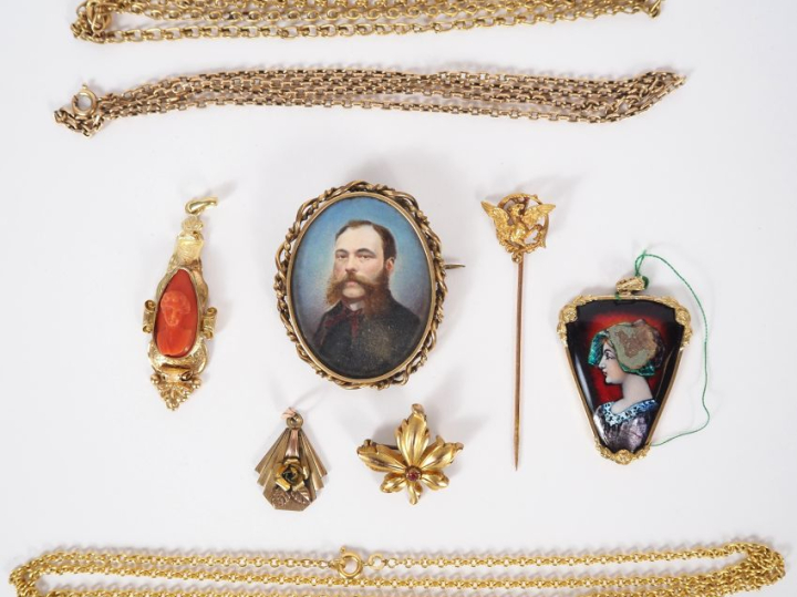 Ensemble de bijoux fantaisie anciens comprenant :  -Une broche ornée d