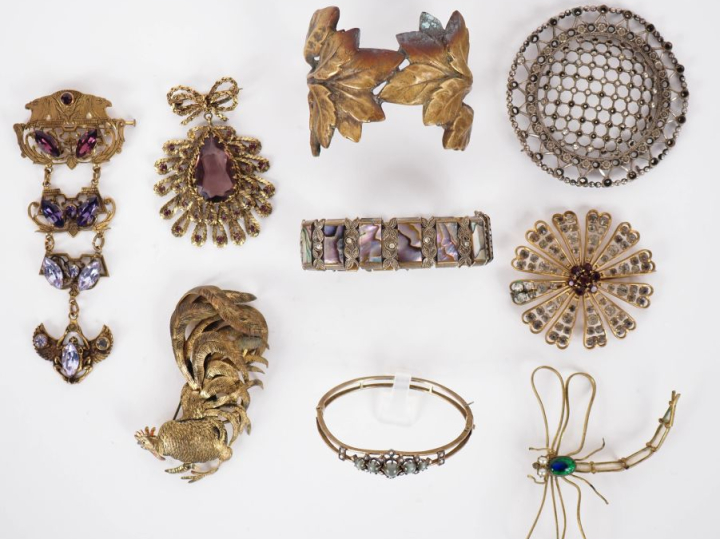 Ensemble de 9 différents bijoux fantaisie anciens.