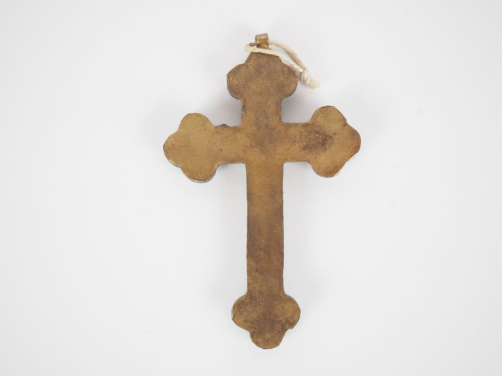 Croix en micromosaïque à décor de marguerites et orné d'un portrait du