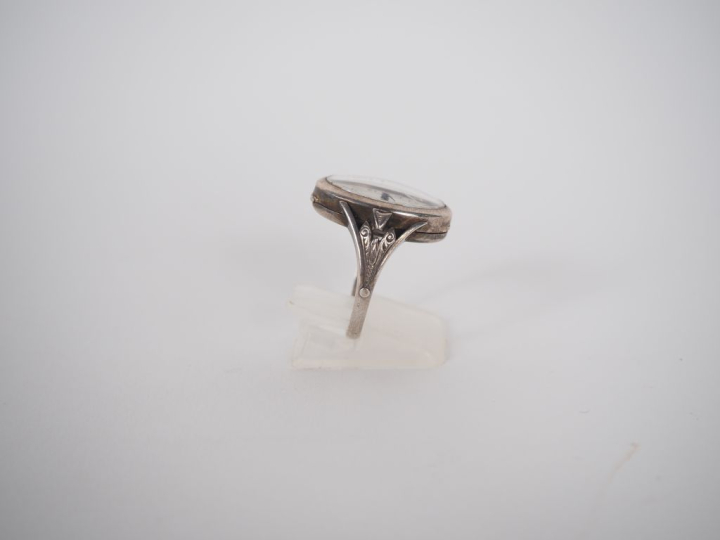 Bague de style Art Déco en argent bas-titre, ornée d'un cadran de mont