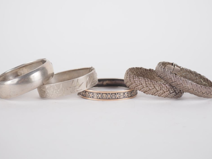 5 Différents bracelets en argent. Poinçonnés. Poids. 123 g.