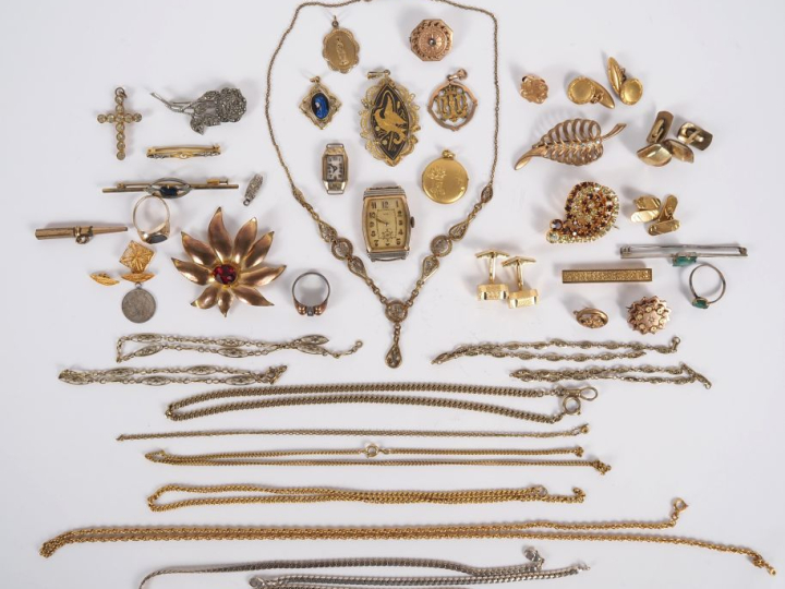 Ensemble de bijoux fantaisie en métal, métal doré ou argenté comprenan