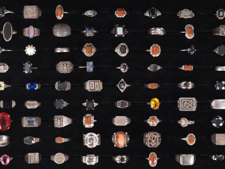 Ecrin de 72 bagues en argent. Poids tel. 327 g.