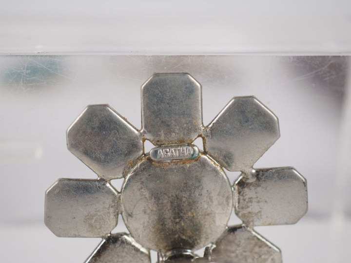 Ensemble de bijoux fantaisie, en métal doré ou argenté, argent, pierre