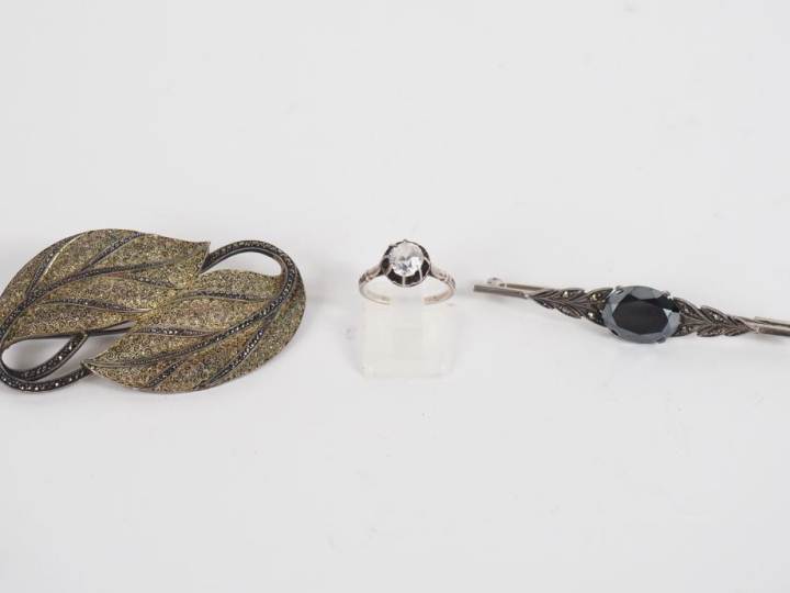3 bijoux fantaisie, montures en argent 925 : deux broches et une bague