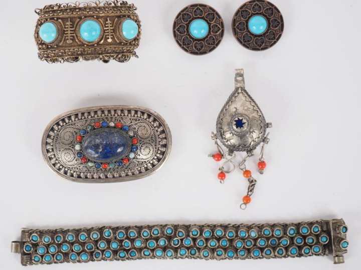 Ensemble de bijoux Afrique du nord en métal argenté ou argent bas-titr