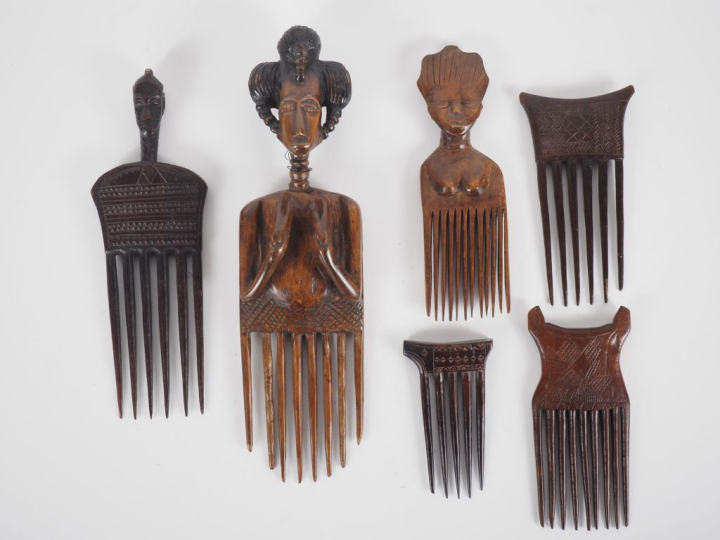 6 différents peignes africains, trois à motifs anthropomorphiques. H. 