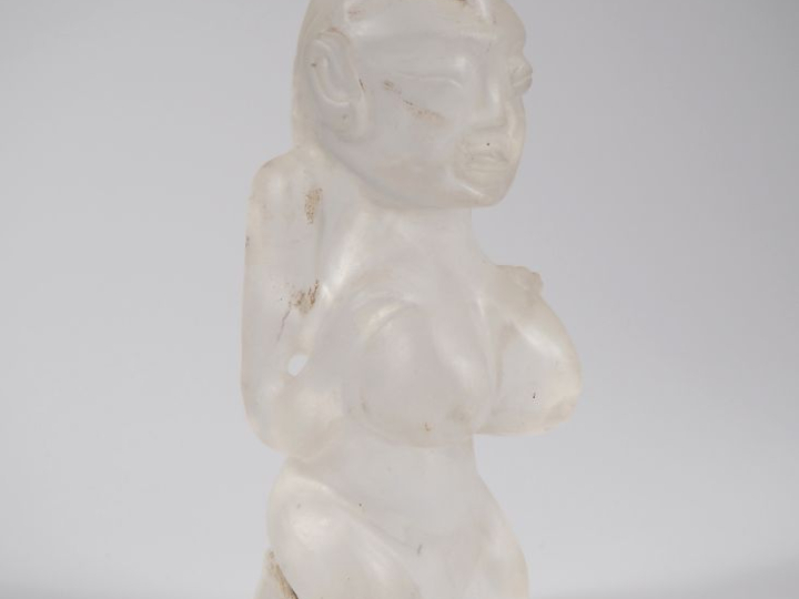 Sculpture africaine en pâte de verre à l'imitation du cristal de roche