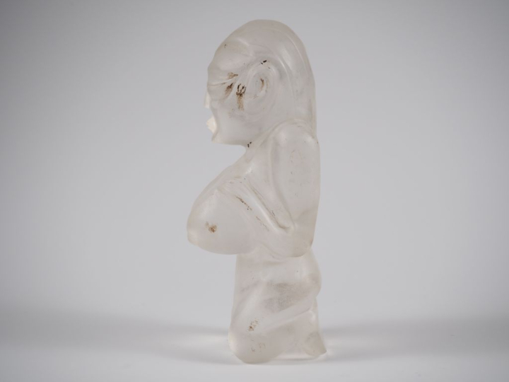 Sculpture africaine en pâte de verre à l'imitation du cristal de roche