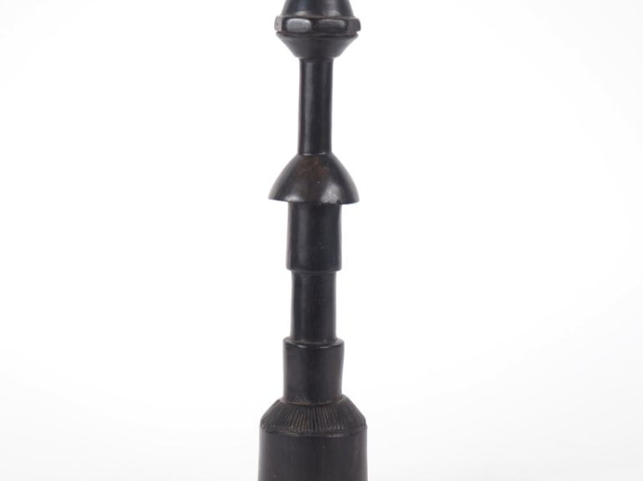 Pilon africain en bois sculpté. H. 33 cm.
