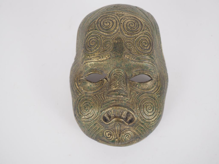 Masque de guerrier maori (?). Dim. 15,5 x 11 cm. (manques)