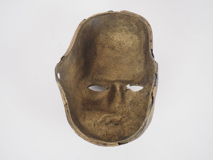 Masque de guerrier maori (?). Dim. 15,5 x 11 cm. (manques)