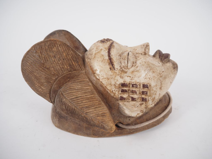 Masque de style Punu en bois sculpté polychrome. Dim. 26 x 22 cm.