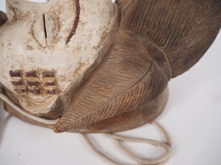 Masque de style Punu en bois sculpté polychrome. Dim. 26 x 22 cm.