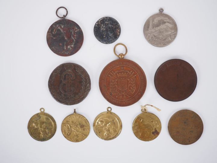 11 différentes médailles ou jetons en bronze ou métal patiné. Diam. De