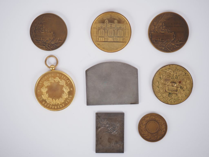 8 différentes médailles en bronze d'après POE, BOUVAL, BERRAND, DION e