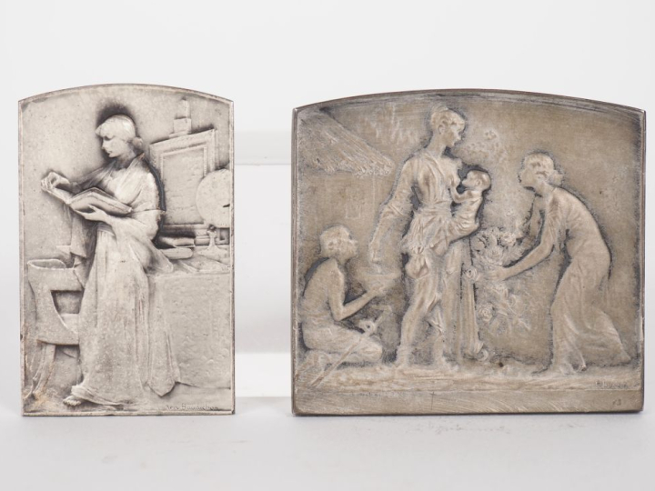 BAUDICHON. Plaque en argent 925 figurant une jeune femme à la lecture.