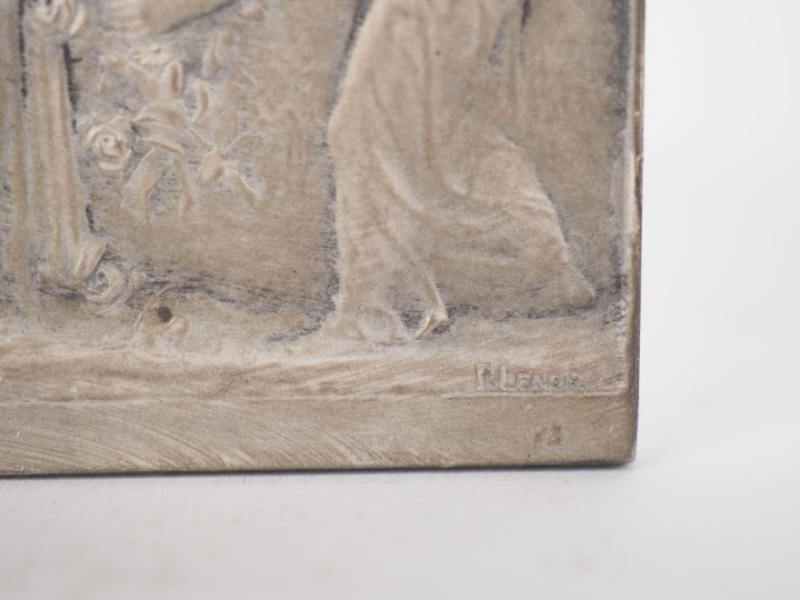 BAUDICHON. Plaque en argent 925 figurant une jeune femme à la lecture.