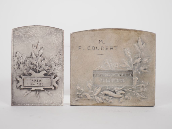 BAUDICHON. Plaque en argent 925 figurant une jeune femme à la lecture.
