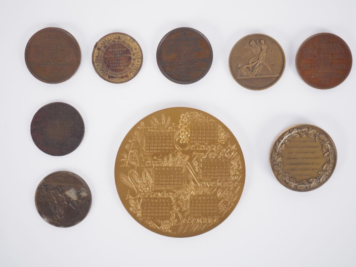 9 différentes médailles en bronze signées Caunois, Gatteaux, Caqué, An