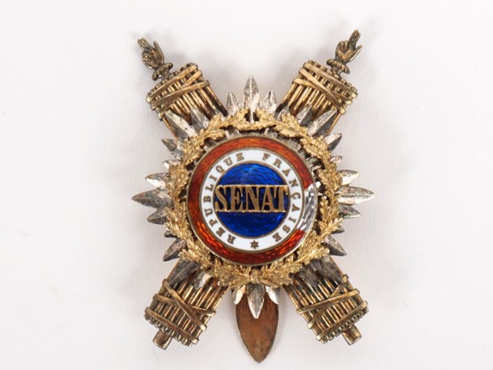 Insigne du Sénat IIIème république en argent, vermeil et émail. Poinço