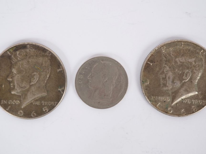 2 pièces de 1/2 dollar en argent 1965 et 1968.  1 pièce de 1 Franc Bel