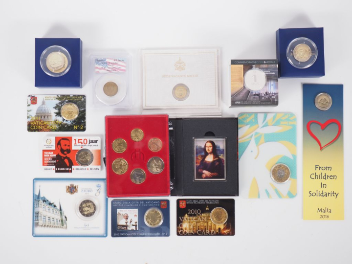 Collection de 68 pièces commémoratives dans leurs étuis.