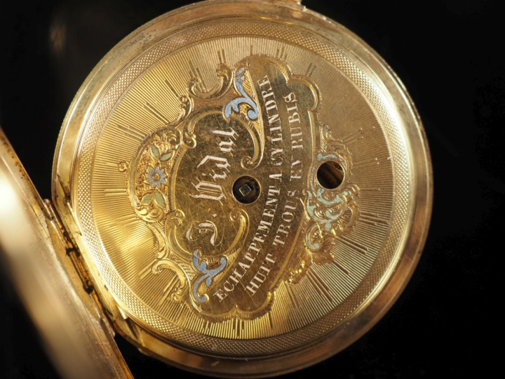 VIDAL Montre savonnette aveugle en or jaune 750.  Cadran à chiffres ro