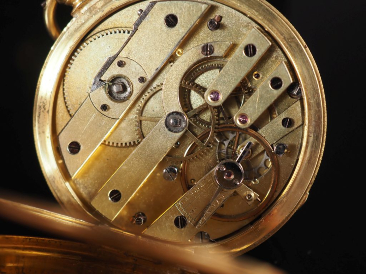 VIDAL Montre savonnette aveugle en or jaune 750.  Cadran à chiffres ro