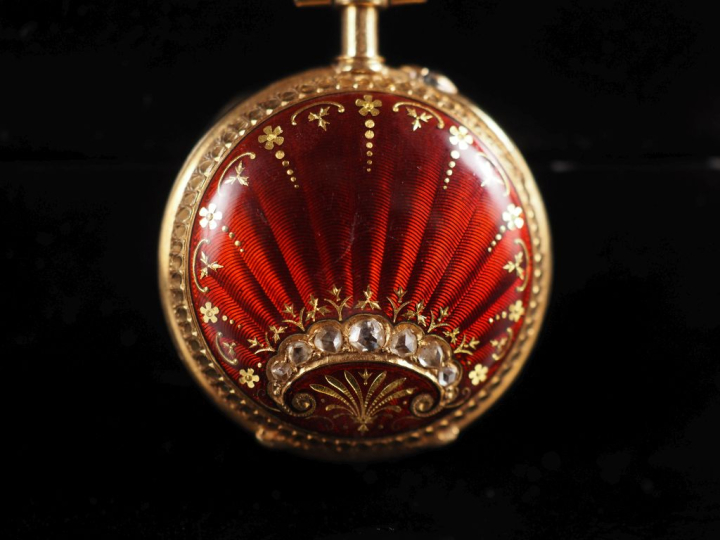 Ravissante montre de col Napoléon III et une broche en or jaune 750.  