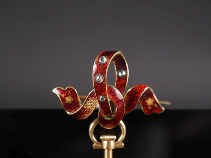 Ravissante montre de col Napoléon III et une broche en or jaune 750.  