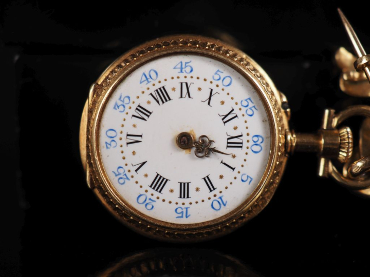 Ravissante montre de col Napoléon III et une broche en or jaune 750.  