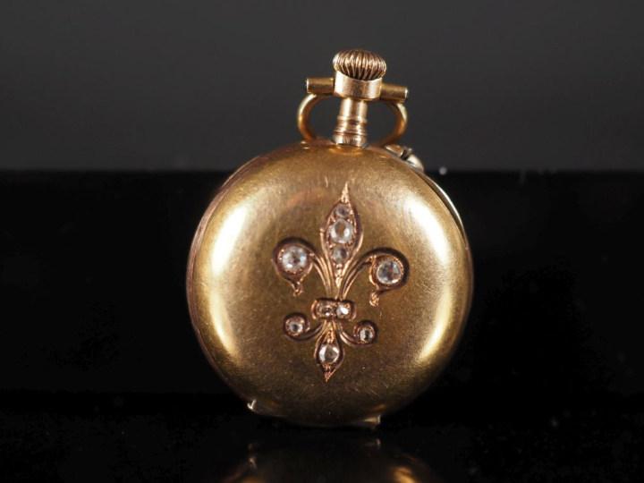 Ravissante montre de col Napoléon III en or jaune 750.  Cadran à chiff