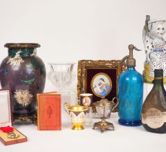 Acheter aux enchères OBJETS DE VITRINE - TABLEAUX, ARGENTERIE - MONNAIES ET DÉCORATIONS - LIVRES - VINS - BIJOUX FANTAISIE
